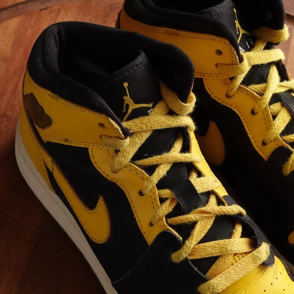 Nike Sneakers SZ 6.5Y Air Jordan 1 Retro New Love BLK Varsity Maize 307383-071